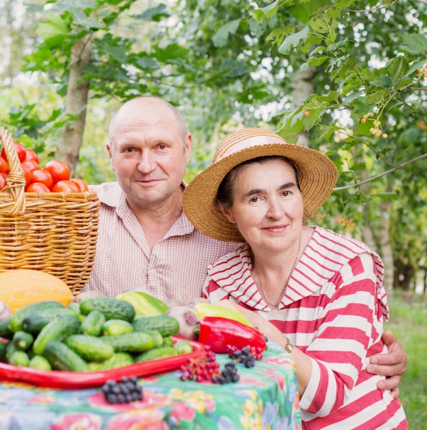 Älteres Paar mit Gemüse im Freien
