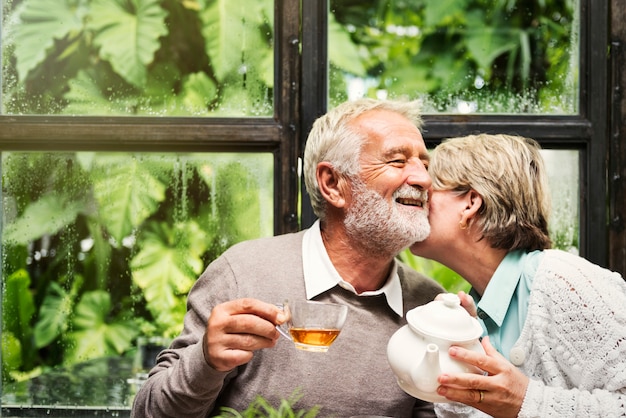 Älteres Paar-Nachmittagstee-Trinken entspannen sich Konzept