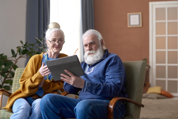 Älteres Paar nutzt Tablet-PC zu Hause