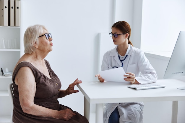 Älteste Patientin wird von einem Arzt untersucht Gesundheitsversorgung Hochqualitätsfoto