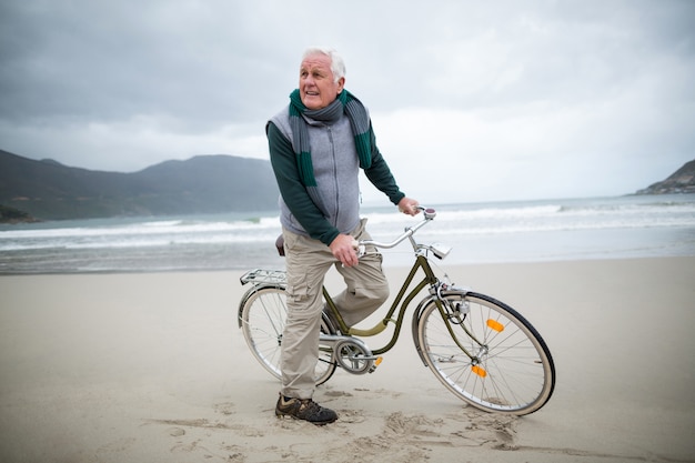 Último homem andando de bicicleta na praia