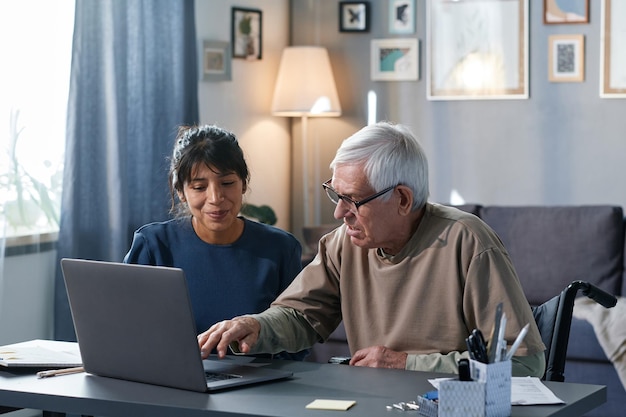 Último homem aprendendo a usar o computador