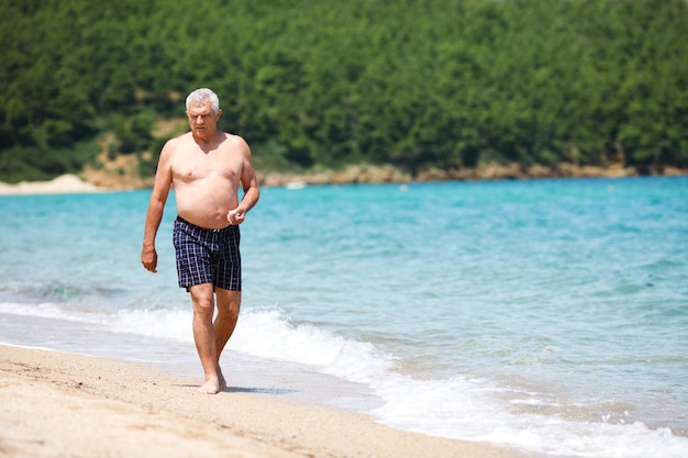 Último homem caminhando na praia