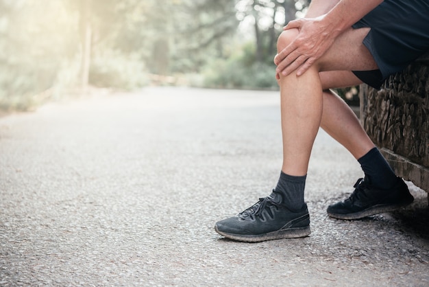 Último homem com dor no joelho durante o exercício conceito de lesões esportivas