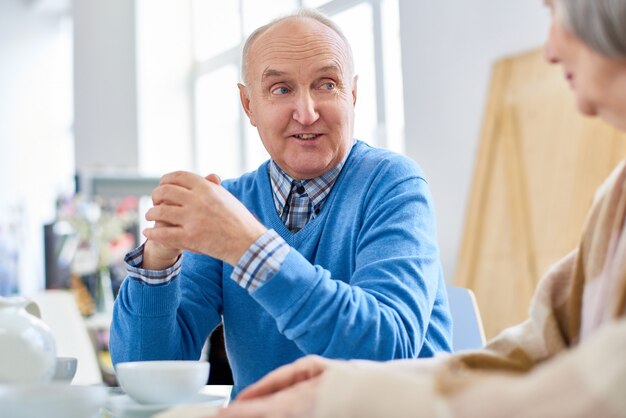 Último homem conversando com amigos no lar de idosos