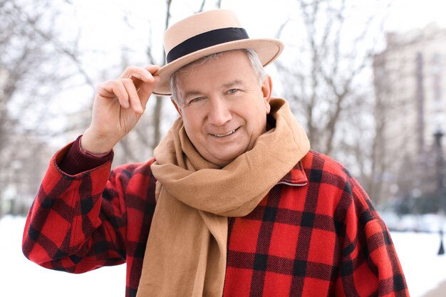 Último homem em roupas quentes ao ar livre. Férias de inverno