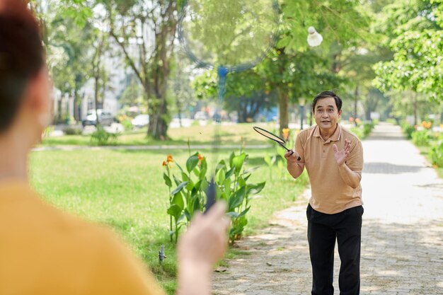 Último homem jogando badminton