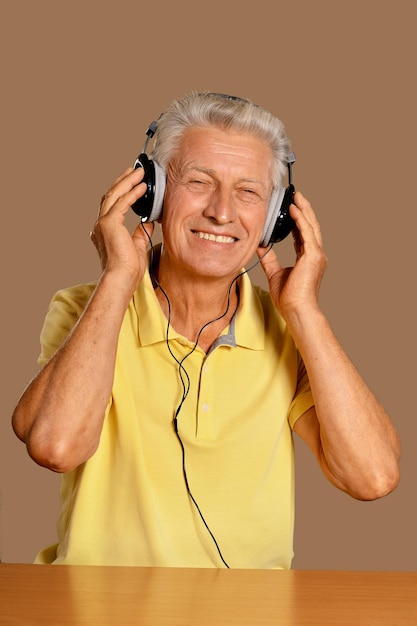 Último homem ouvindo música