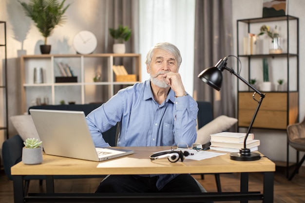 Último homem posando com os braços cruzados no trabalho em casa