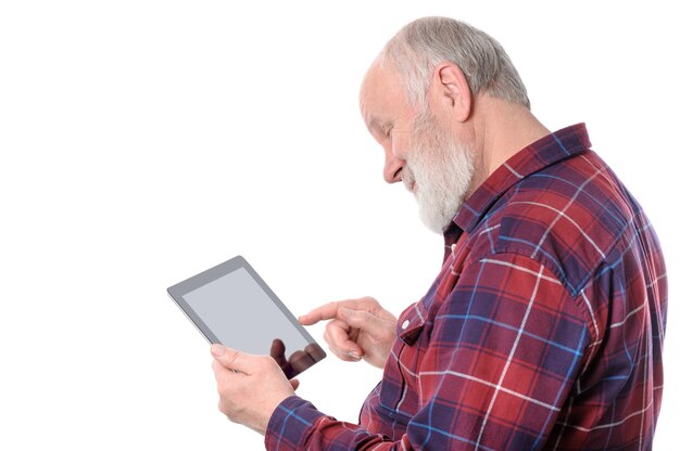 Último homem sorrindo enquanto faz algo na tela do computador tablet isolado no branco