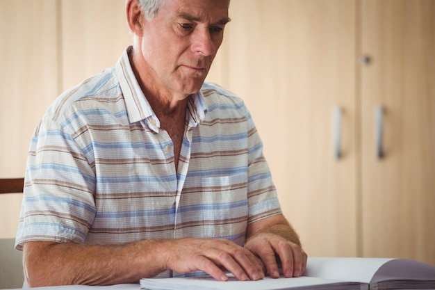 Último homem usando braille para ler