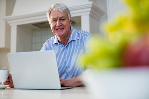 Último homem usando laptop na cozinha