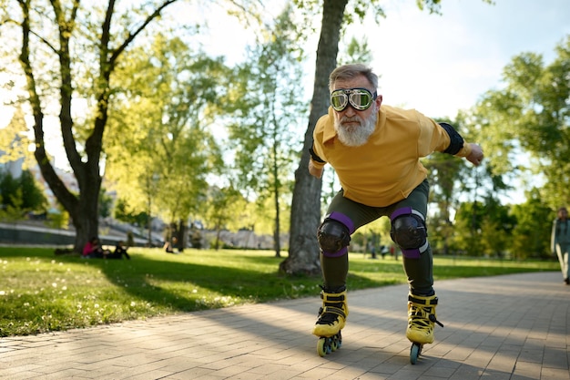 Último homem usando óculos engraçados anda de patins no parque