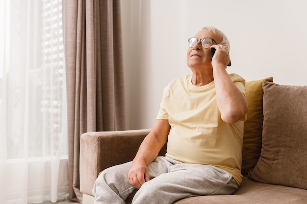 Último homem usando óculos está usando smartphone