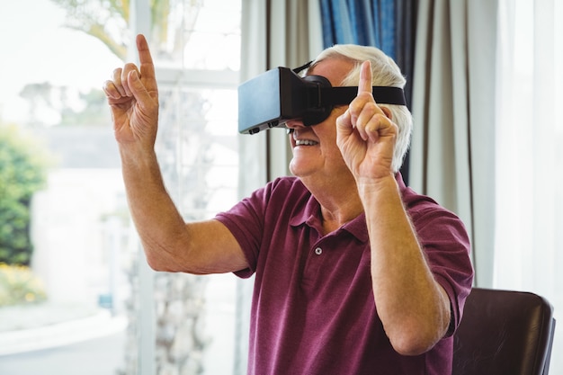 Último homem usando um dispositivo de realidade virtual