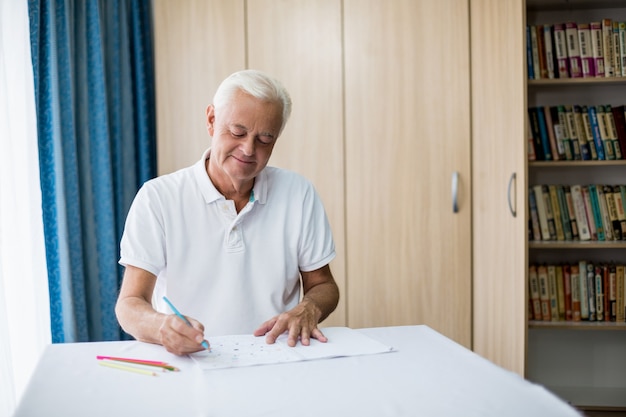 Último homem usando um livro de colorir