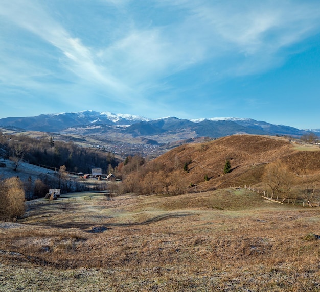 Últimos días de buen tiempo en otoño montaña campo mañana tranquila escena pintoresca Ucrania Cárpatos montañas en la lejanía