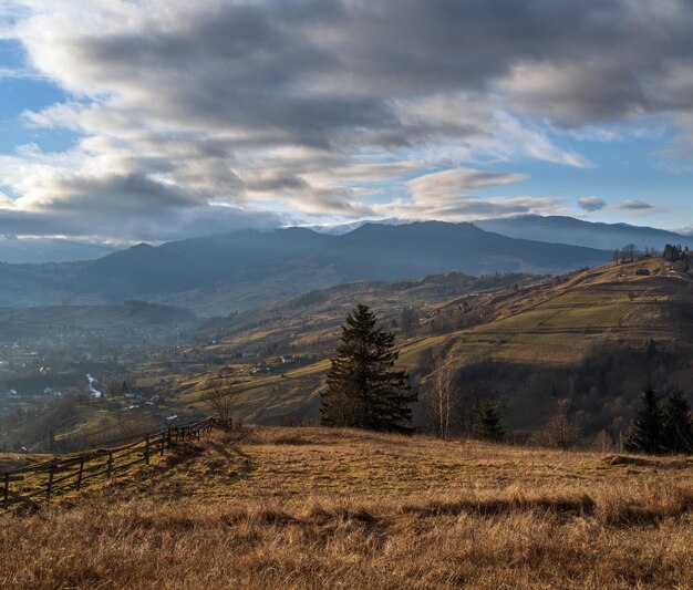 Últimos dias de bom tempo na paisagem montanhosa do outono Cena tranquila e pitoresca das montanhas dos Cárpatos ucranianos