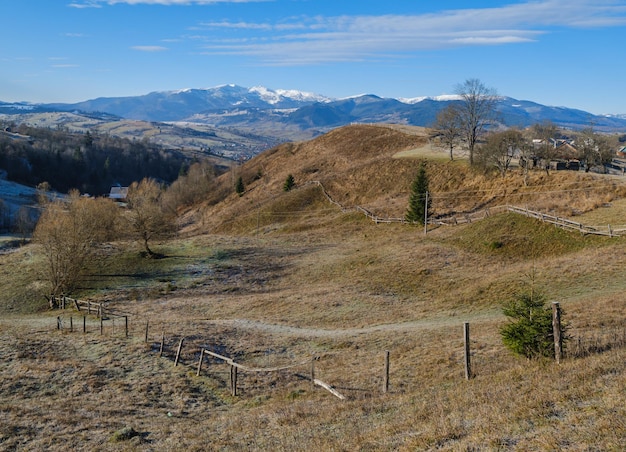 Últimos dias de bom tempo no outono, campo montanhoso, manhã pacífica, cena pitoresca, montanhas dos Cárpatos ucranianos distantes