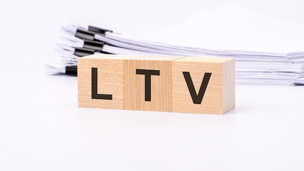 LTV-Holzklötze-Wort auf weißem Hintergrund LTV Life Time Value-Konzepte