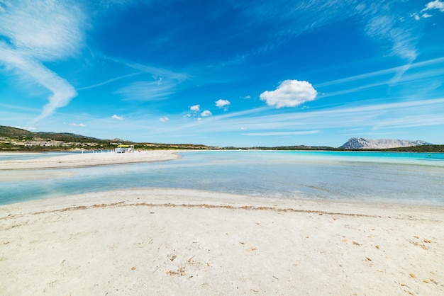 Lu Impostu Strand unter einem bewölkten Himmel Sardinien