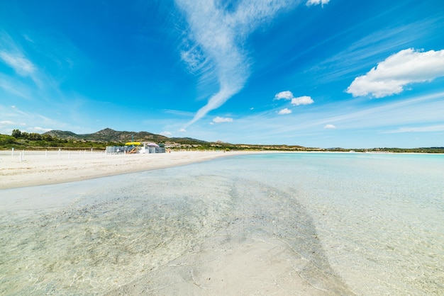 Lu Impostu Strand unter einem klaren Himmel Sardinien