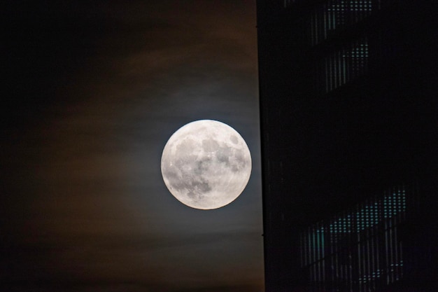 Lua azul de agosto perto de um prédio de escritórios