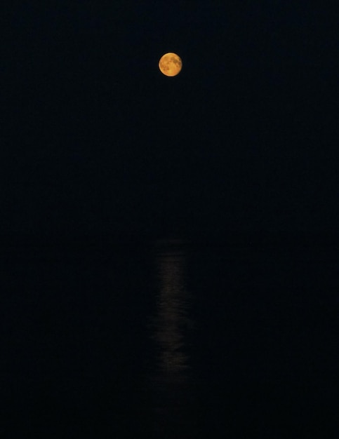 Lua cheia à noite.