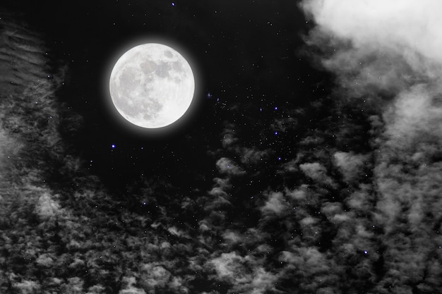 Lua cheia com estrelada e nuvens