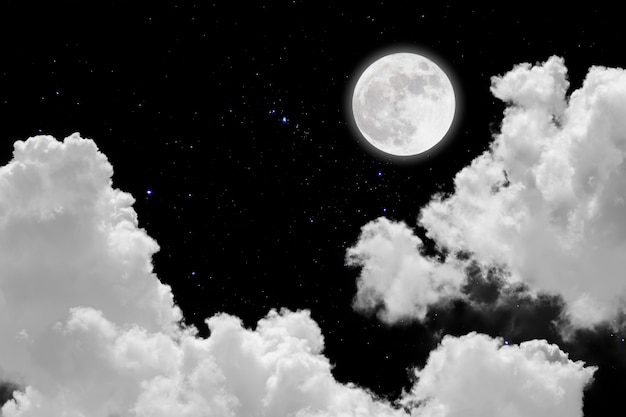 Lua cheia com estrelas e nuvens de fundo