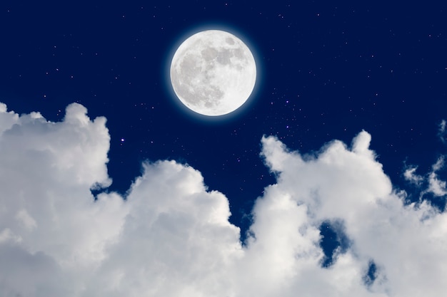 Lua cheia com fundo estrelado e nuvens. Noite romântica.