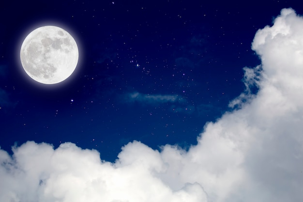 Lua cheia com fundo estrelado e nuvens. Noite romântica.