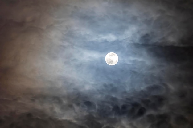 Lua cheia com nuvens à noite, nuvens dramáticas