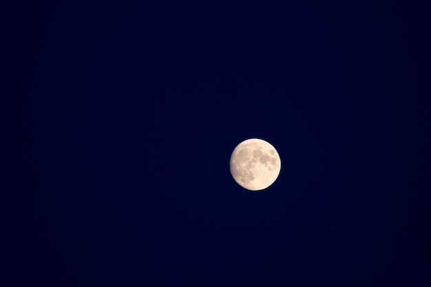 Lua cheia em um fundo de céu azul