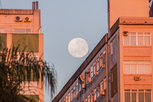 Lua cheia em um prédio na praia de Botafogo, no Rio de Janeiro, Brasil.