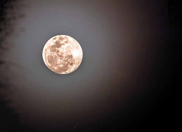 Lua cheia no céu escuro da noite