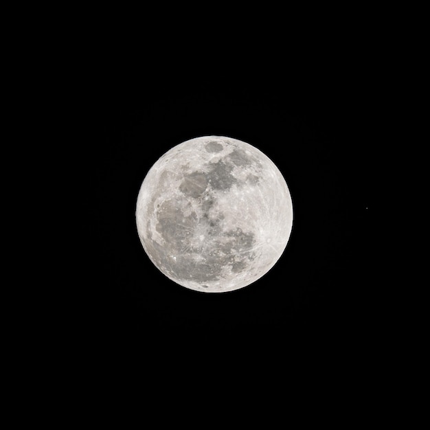 Foto lua cheia no céu escuro