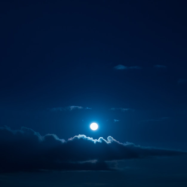 Lua cheia no céu.
