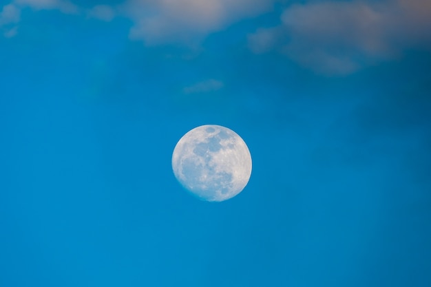 Lua cheia no fundo do céu azul