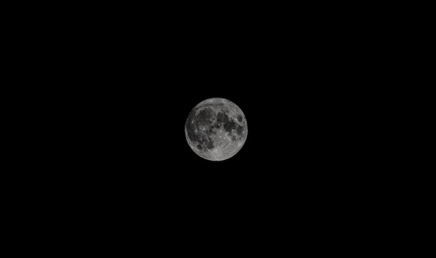 Lua cheia no meio da noite escura
