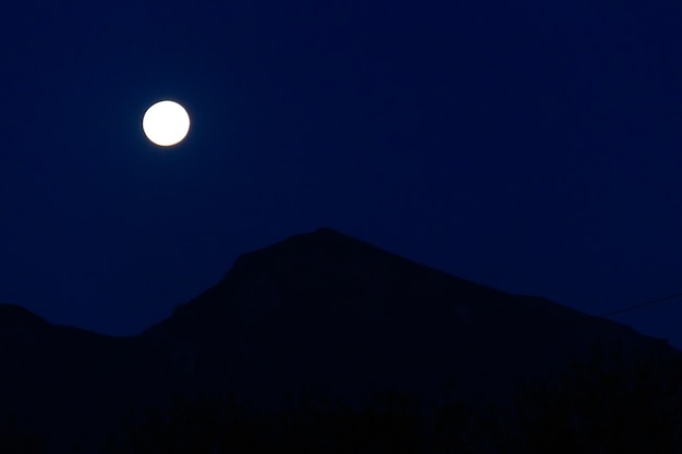 Lua cheia sobre a montanha