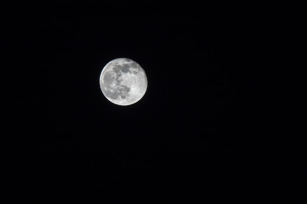 Lua cheia sobre o céu escuro da noite