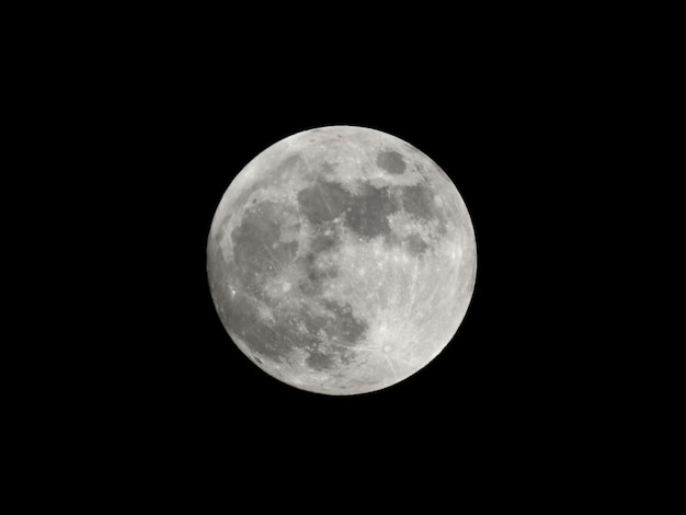 Lua cheia vista com telescópio