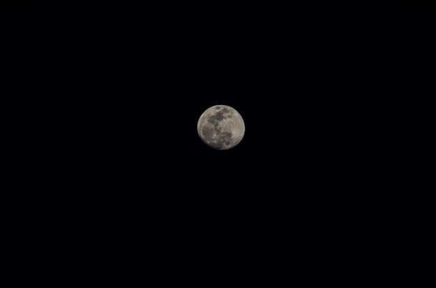 Lua closeup mostrando os detalhes da superfície lunar.