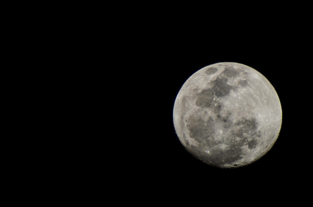 Lua closeup mostrando os detalhes da superfície lunar.