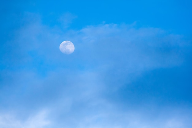 Lua coberta por nuvens em plena luz do dia