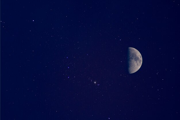 Foto lua com fundo estrelado. noite romântica.