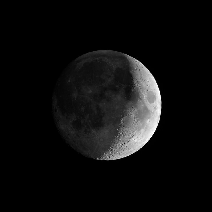 Foto lua crescente crescente vista com telescópio