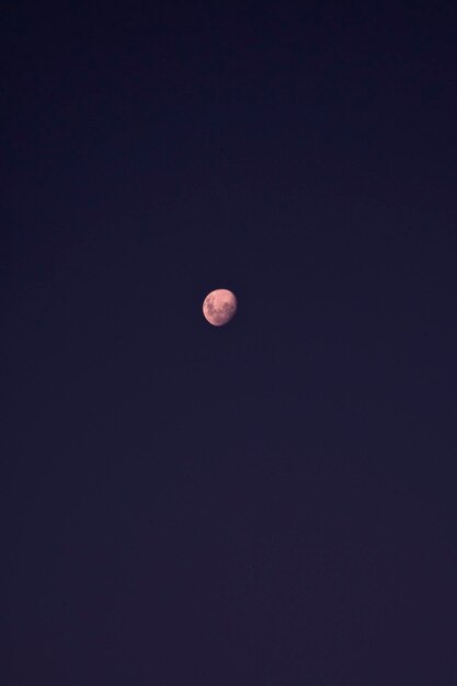 Lua crescente isolada no céu azul escuro