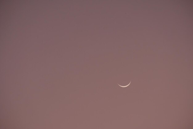 Foto lua crescente no céu da noite hilal